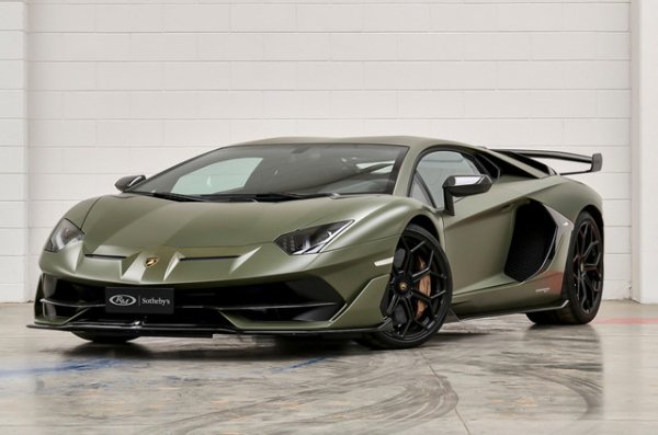 През ноември италианският суперавтомобил в рядка тъмнозелена цветова схема ще бъде продаден на търг. Най-високата версия SVJ (Super Veloce и Jota) дебютира преди четири години. Моделът получи 6,5-литров V12 двигател със 770 к.с. и се оказа най-бързият сериен модел по това време на Нюрбургринг. Всичките 900 коли бяха разпродадени много бързо.